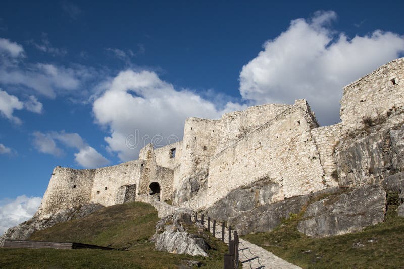 Zrúcanina stredovekého hradu