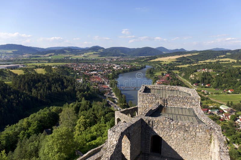 Zřícenina středověkého hradu Strečno nad řekou Váh, Slovensko