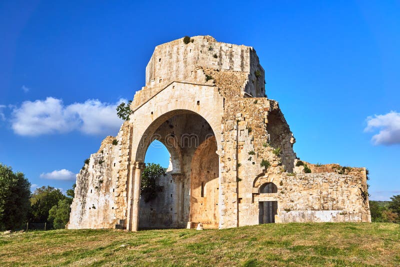 Ruins of a medieval stone church next to the town of Magliano in Toscana royalty free stock photo Ruins of a medieval stone church next to the town of Magliano in Toscana royalty free stock photo