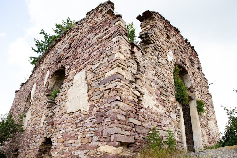 Zrúcanina starého opusteného hradu
