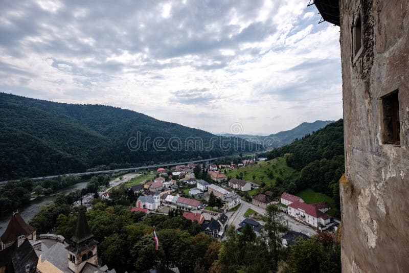 Zřícenina starého opuštěného hradu na slovensku