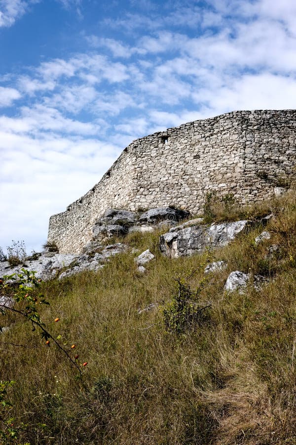 Zřícenina starého opuštěného hradu na slovensku