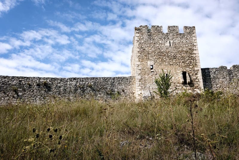 Zřícenina starého opuštěného hradu na slovensku