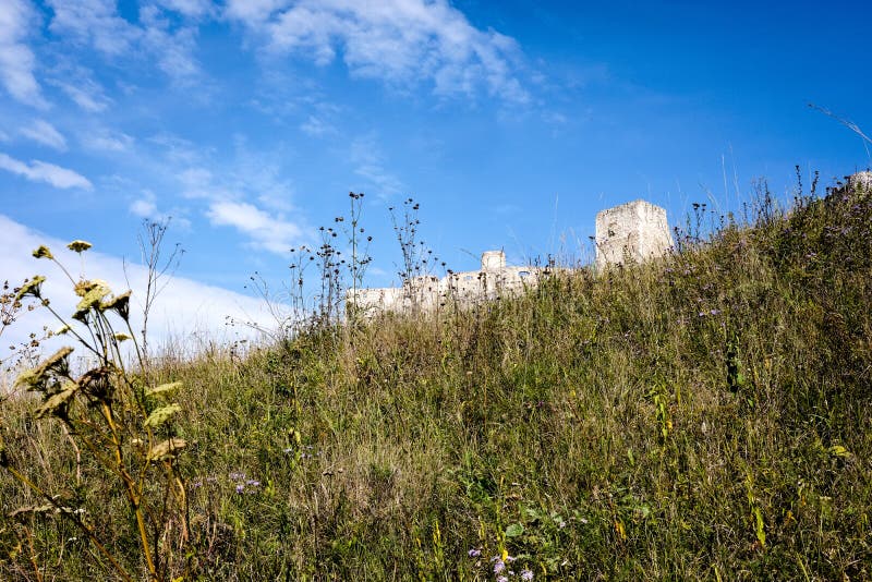 Zřícenina starého opuštěného hradu na slovensku