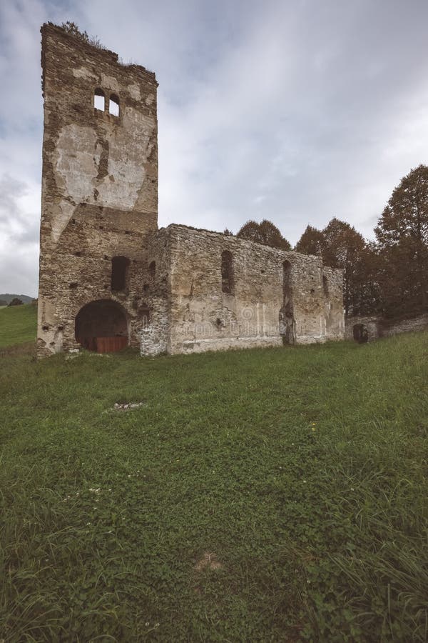 Ruiny starého opuštěného kostela - vintage retro vzhled