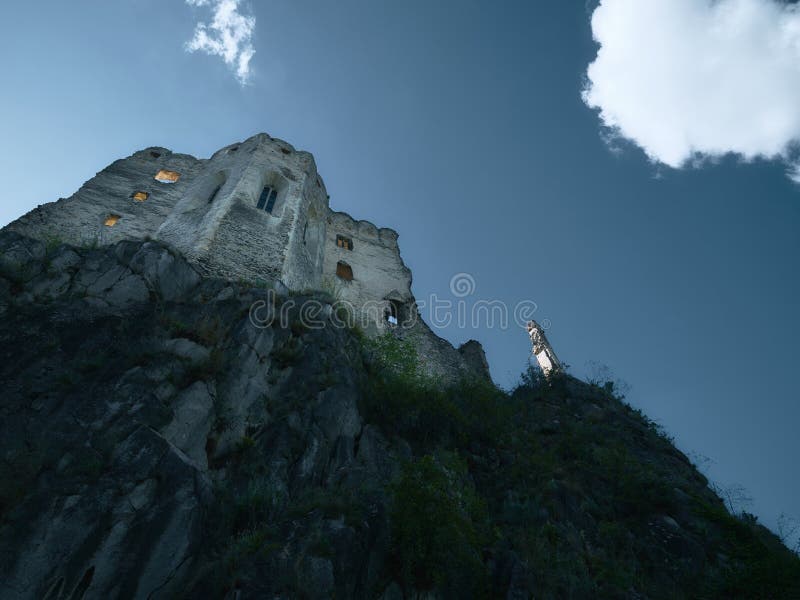 Zřícenina starého hradu Beckov na vysoké skále na Slovensku