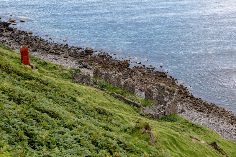 Z starý, rezavý komín a modrý oceán v ostrůvek z, skotsko, velká británie.
