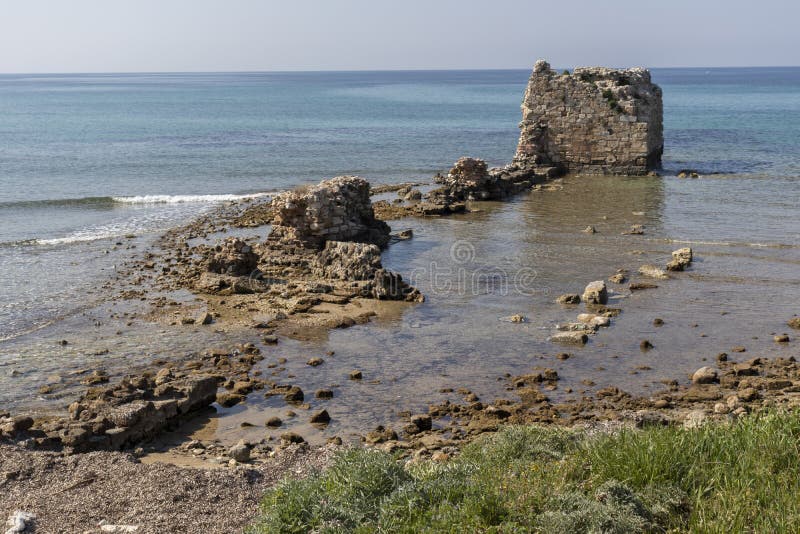 Ruiny antyczna fortyfikacja przy morzem w miasteczku Nea Poteidaia, Kassandra, Chalkidiki, Grecja zdjęcie stock Ruiny antyczna fortyfikacja przy morzem w miasteczku Nea Poteidaia, Kassandra, Chalkidiki, Grecja zdjęcie stock