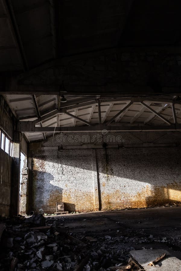 Ruiny bardzo zanieczyszczonych fabryk przemysłowych rozbitych okien brudnych ścian.