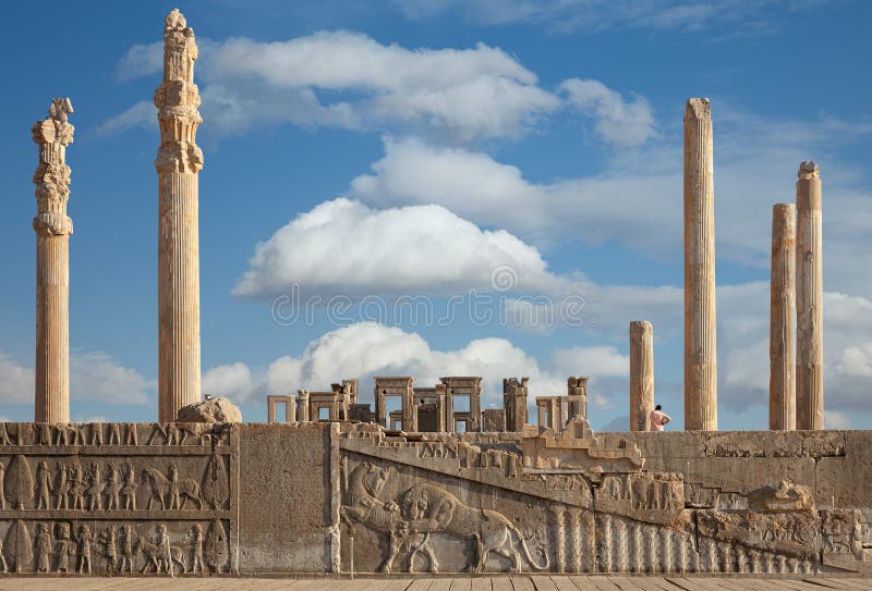Ruiny Persepolis UNESCO światowego dziedzictwa miejsce Przeciw Chmurnemu niebieskiemu niebu w Shiraz mieście Iran