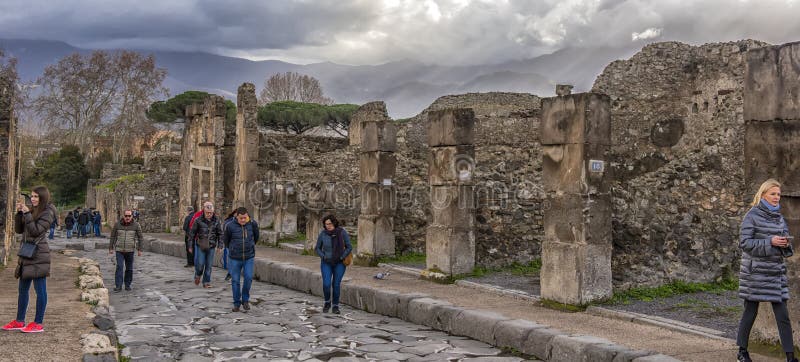 Ruiny Pompei w pobliżu Neapolu, Włochy Pompeje to starożytne miasto rzymskie zmarło z powodu erupcji Wezuwiusza Pozostały świątyn fotografia royalty free Ruiny Pompei w pobliżu Neapolu, Włochy Pompeje to starożytne miasto rzymskie zmarło z powodu erupcji Wezuwiusza Pozostały świątyn fotografia royalty free