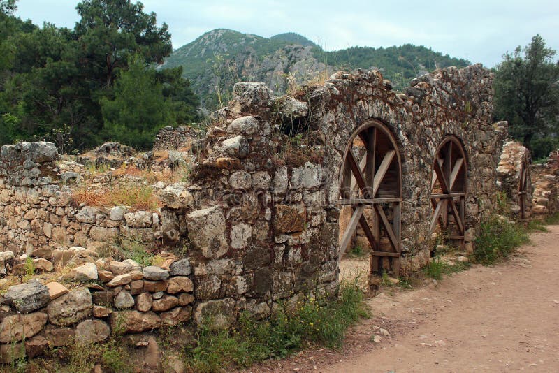 Ruiny starożytnego grka miasteczko Olympos blisko Cirali, Turcja zdjęcie stock Ruiny starożytnego grka miasteczko Olympos blisko Cirali, Turcja zdjęcie stock
