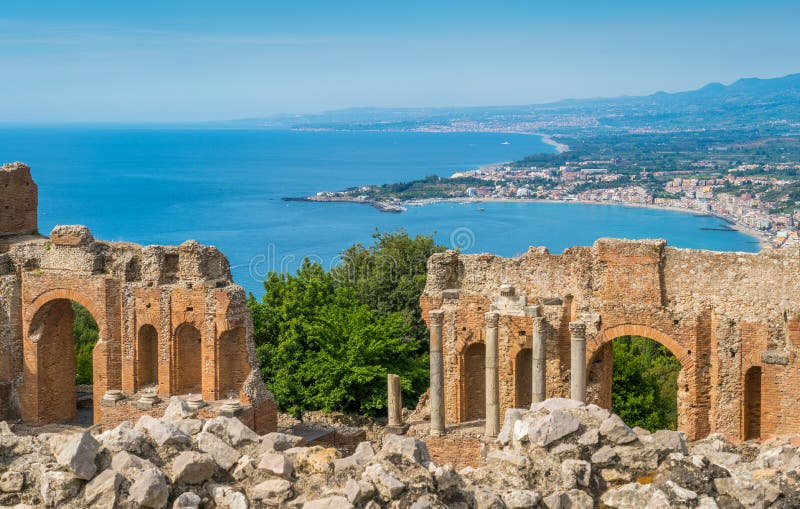 Ruiny starożytnego grka teatr w Taormina z sicilian linią brzegową Prowincja Messina, Sicily, południowy Włochy zdjęcia royalty free Ruiny starożytnego grka teatr w Taormina z sicilian linią brzegową Prowincja Messina, Sicily, południowy Włochy zdjęcia royalty free