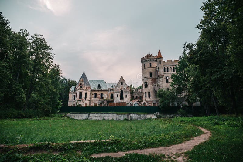 Ruiny zniszczony antyczny kasztel nieruchomość Khrapovitsky w Muromtsevo, Rosja zdjęcie stock Ruiny zniszczony antyczny kasztel nieruchomość Khrapovitsky w Muromtsevo, Rosja zdjęcie stock