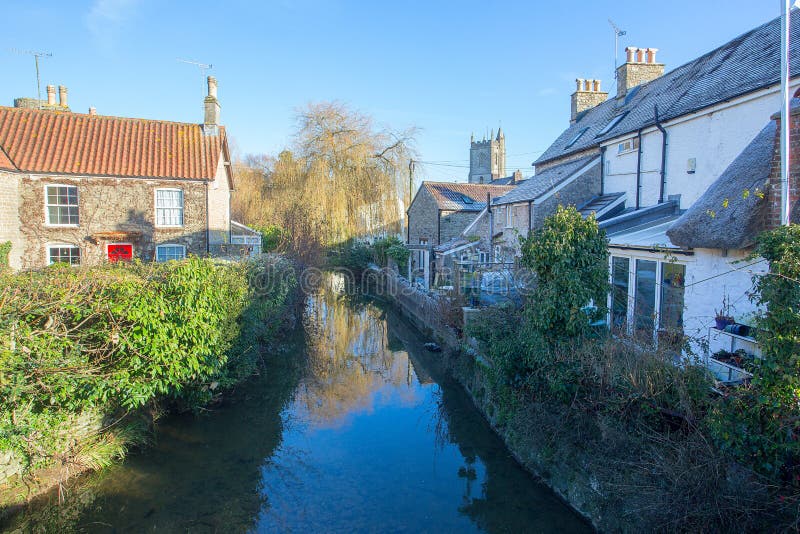 Ruisseau et église de Nunney images libres de droits Ruisseau et église de Nunney images libres de droits