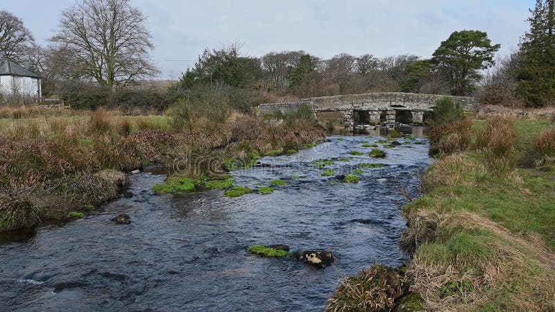Ruisseaux et vieux ponts à dartmoor banque de vidéos