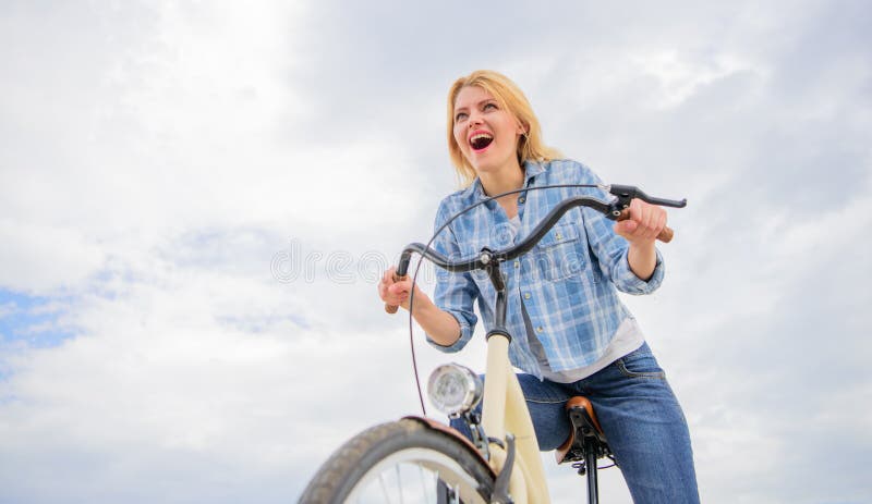 Ruiter van de dame de emotionele fiets De vrouw houdt van fiets te berijden het snelle Vrije tijd cirkelen over het zien van het royalty-vrije stock foto's Ruiter van de dame de emotionele fiets De vrouw houdt van fiets te berijden het snelle Vrije tijd cirkelen over het zien van het royalty-vrije stock foto's