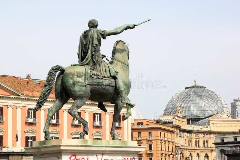 Ruiterstandbeeld op Piazza del Plebiscito, Napels, Italië stock foto