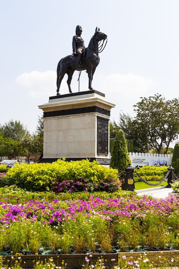Ruiterstandbeeld van Koning Rama V Koning Chulalongkorn en de Troonzaal van Ananta Samakhom royalty-vrije stock foto's Ruiterstandbeeld van Koning Rama V Koning Chulalongkorn en de Troonzaal van Ananta Samakhom royalty-vrije stock foto's