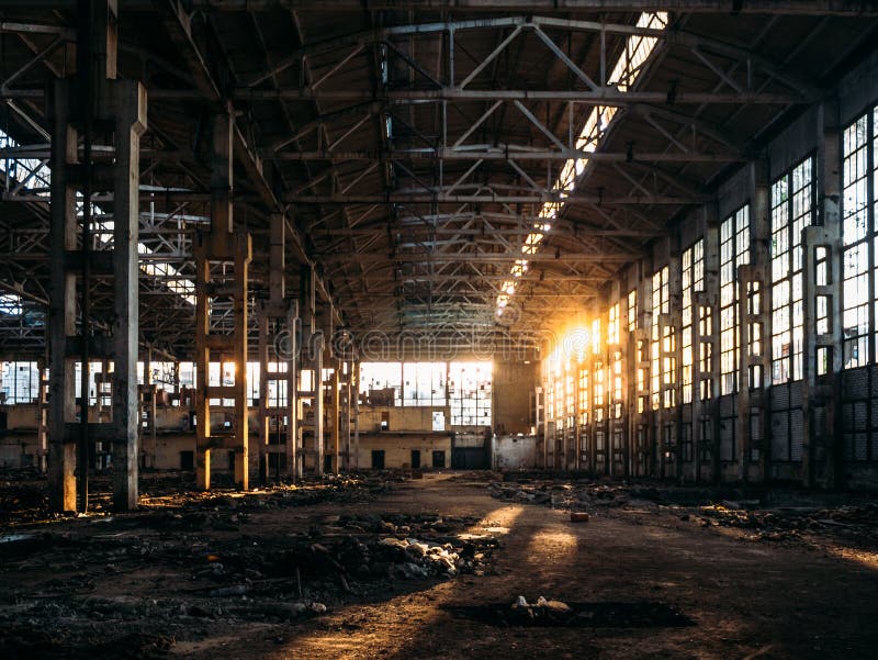 Rujnujący inside i porzucający ciemny przerażający fabryczny domowy budynek, przemysłowy magazynowy sala czekanie dla rozbiórki obraz stock Rujnujący inside i porzucający ciemny przerażający fabryczny domowy budynek, przemysłowy magazynowy sala czekanie dla rozbiórki obraz stock
