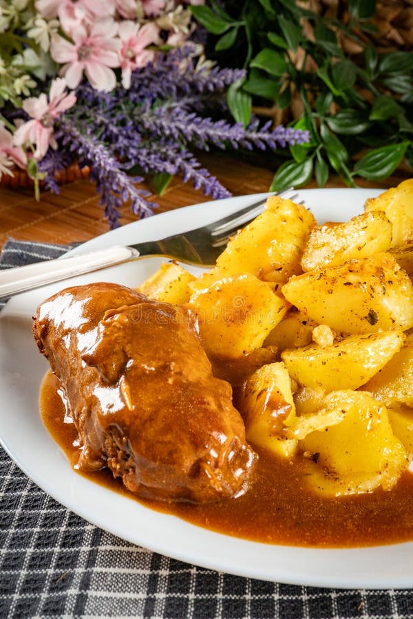 Rulada de vita cu cartofi copti stock image