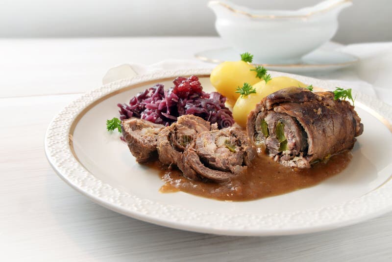 Rulada de vită cu varză roșie și cartofi cu bulgăre de carne din Germania stock photography