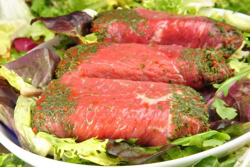 Rulada de vită organică pe o placă stock image