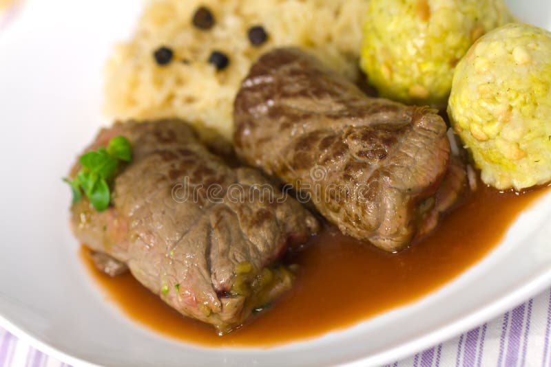 Ruladă de vită cu găluște din varză creață stock image