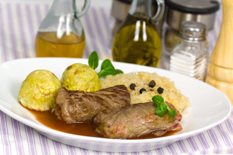 Ruladă de vită cu găluște din varză creață stock photos