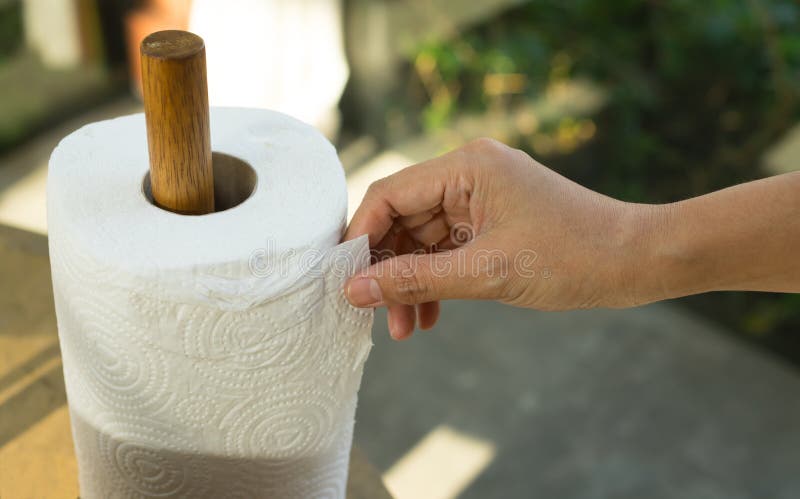 Rulle för papper för silkespapper för flickaplockning vit royaltyfria bilder Rulle för papper för silkespapper för flickaplockning vit royaltyfria bilder