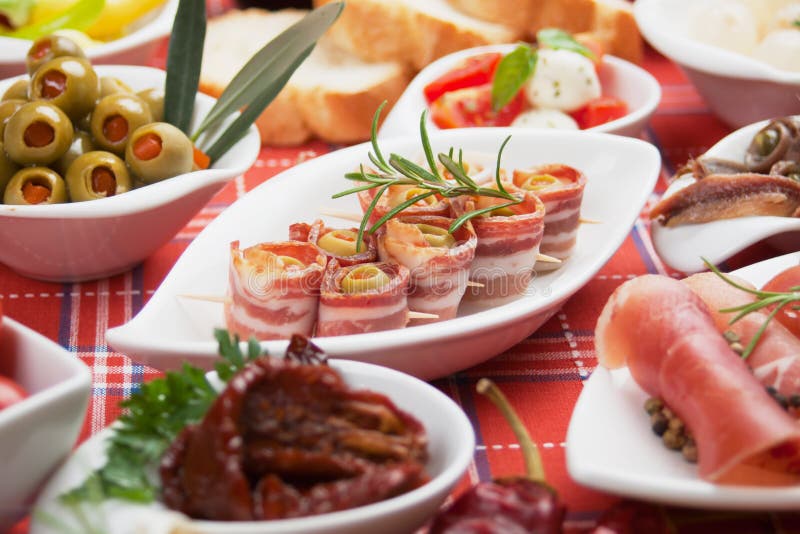 Rulli della pancetta affumicata e l'altro alimento del antipasto fotografia stock libera da diritti Rulli della pancetta affumicata e l'altro alimento del antipasto fotografia stock libera da diritti