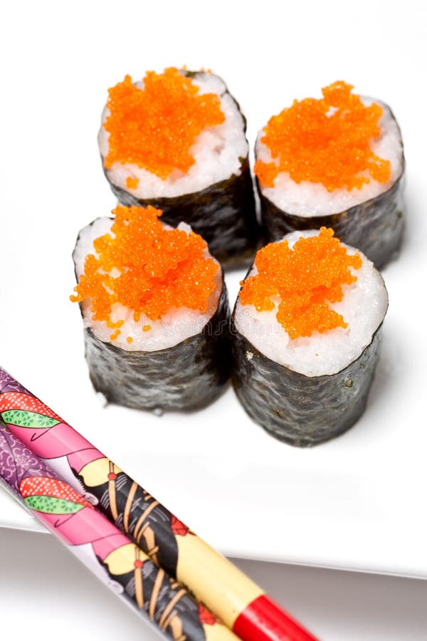 Rulli Di Sushi Con Le Uova Di Pesci Di Color Salmone Immagine Stock -  Immagine di chiusura, pesci: 18700689