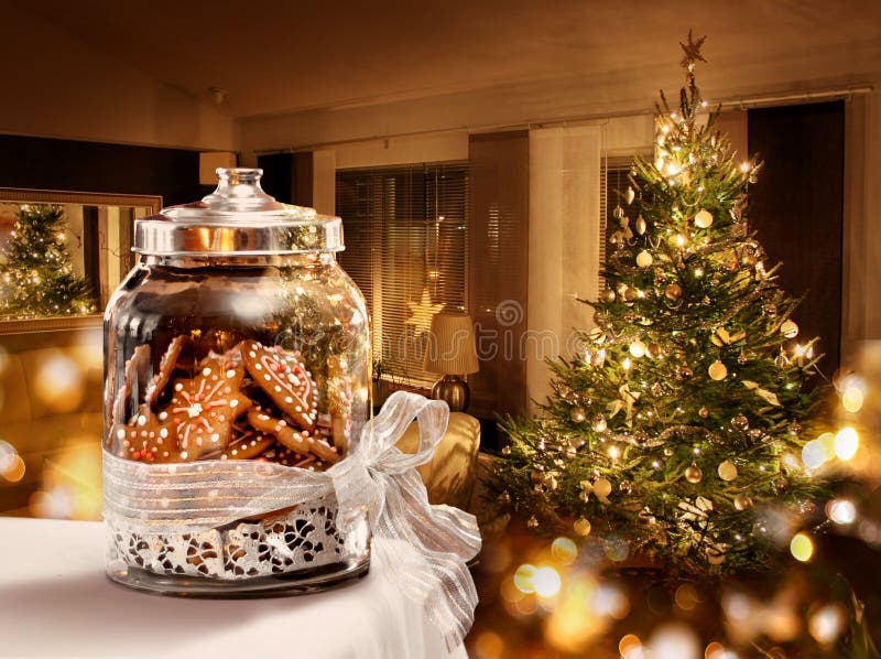 Rum för julgran för pepparkakakakakrus royaltyfri fotografi