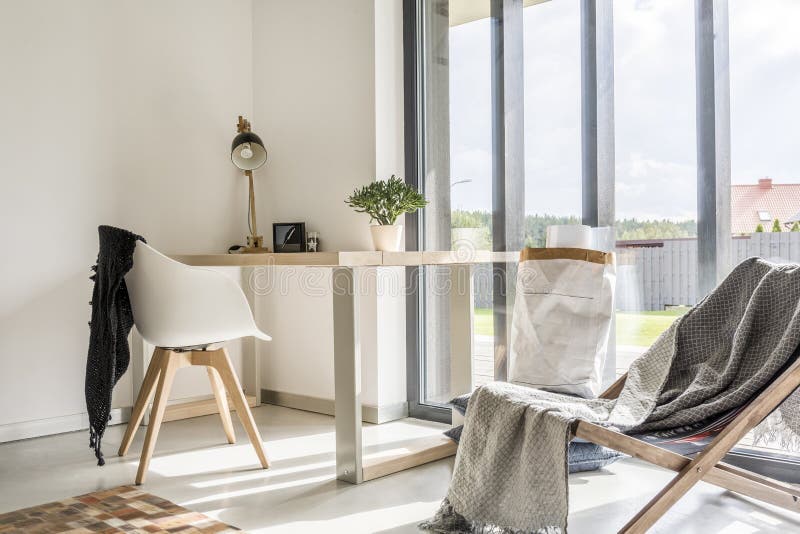 Rum med skrivbordet och stol fotografering för bildbyråer Rum med skrivbordet och stol fotografering för bildbyråer