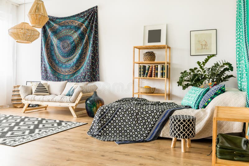 Rum med soffan och säng fotografering för bildbyråer Rum med soffan och säng fotografering för bildbyråer