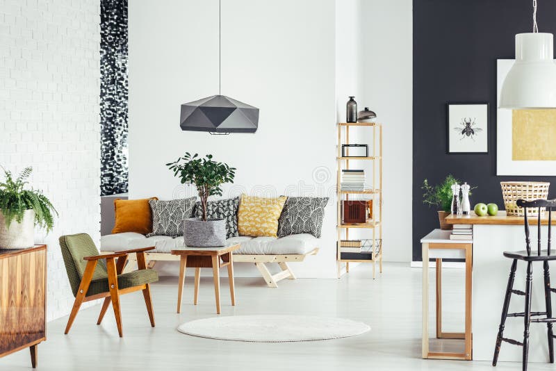 Rum med tappninggräsplanstol arkivbild
