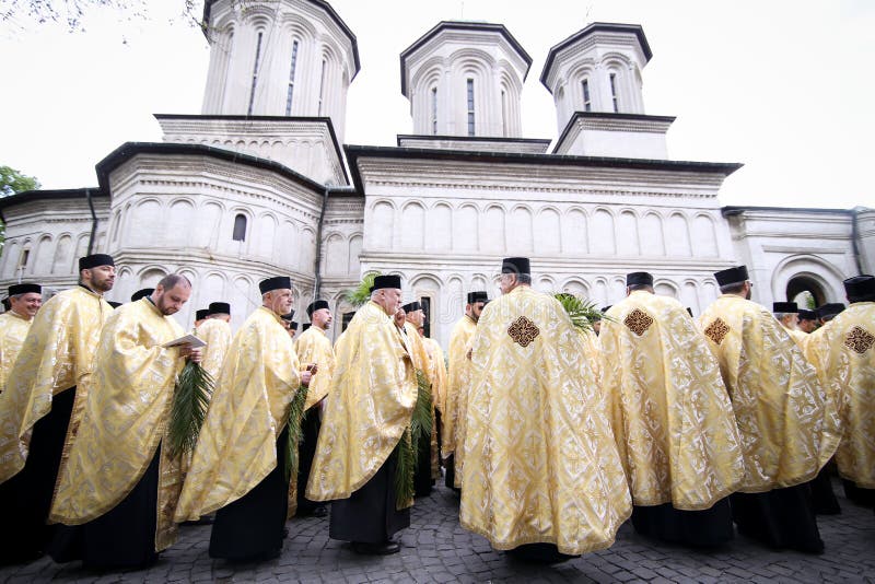 Rum?nische orthodoxe Priester w?hrend einer Palmsonntags-Pilgerfahrtprozession in Bukarest lizenzfreie stockbilder Rum?nische orthodoxe Priester w?hrend einer Palmsonntags-Pilgerfahrtprozession in Bukarest lizenzfreie stockbilder