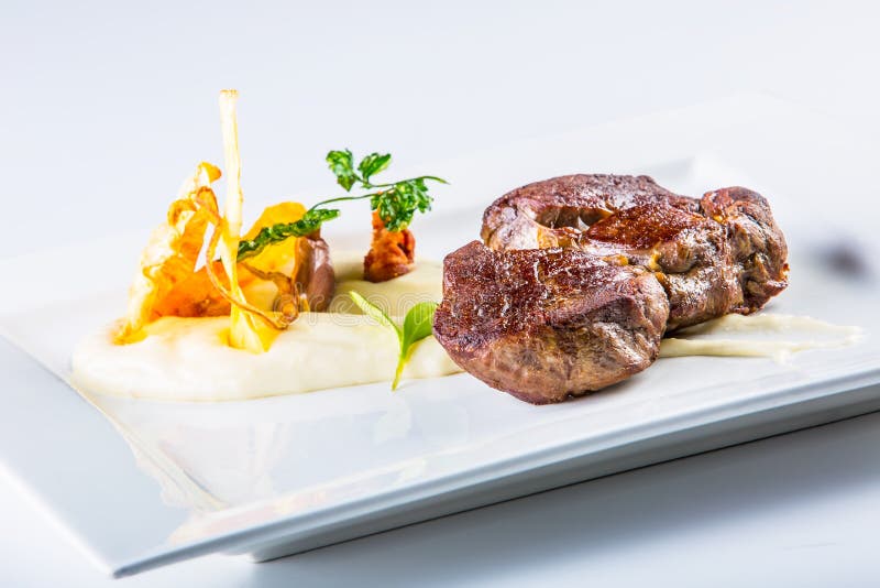 Rumsteak Fermez-vous vers le haut de la viande de boeuf grillée par offre du plat blanc avec la décoration végétale photographie stock Rumsteak Fermez-vous vers le haut de la viande de boeuf grillée par offre du plat blanc avec la décoration végétale photographie stock