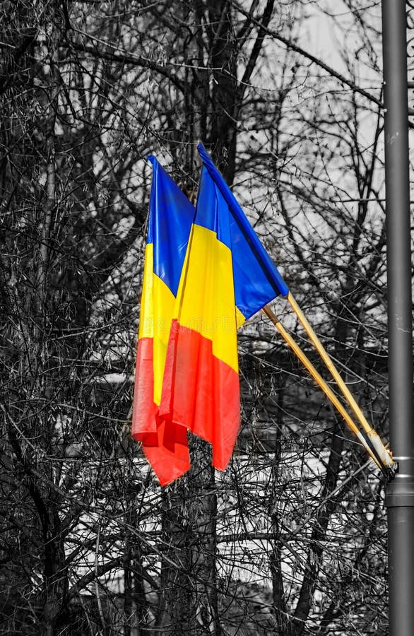 Rumuńska flaga w słońcu, święto państwowe Rumunia, niebieskie niebo fotografia royalty free Rumuńska flaga w słońcu, święto państwowe Rumunia, niebieskie niebo fotografia royalty free