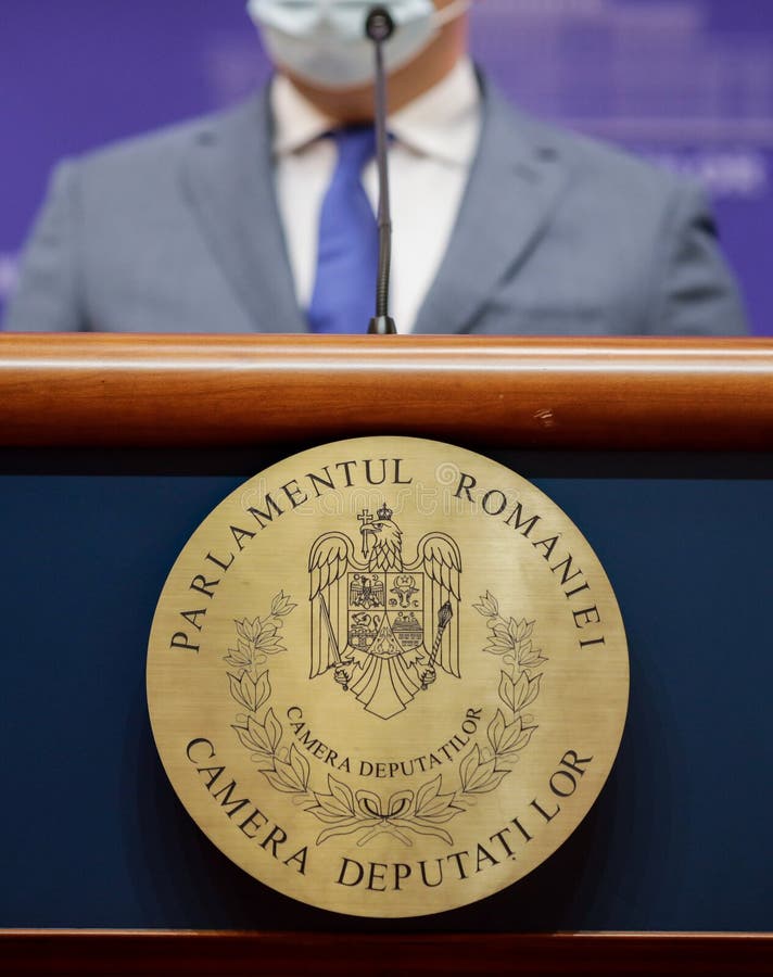 Rumuńska Izba Deputowanych: dolna izba parlamentu rumuńskiego na biurku, podczas gdy poseł organizuje konferencję prasową fotografia royalty free