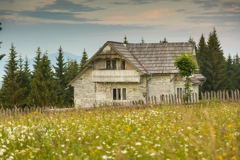 Rumuński zbocze i wioska w lato czasie fotografia stock Rumuński zbocze i wioska w lato czasie fotografia stock