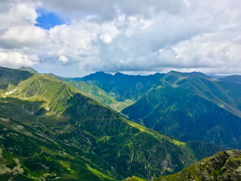 Rumänien, Fagarasbergen, Viewpoint från Lespezi Ridge till Transfagarasan Road royaltyfri bild Rumänien, Fagarasbergen, Viewpoint från Lespezi Ridge till Transfagarasan Road royaltyfri bild