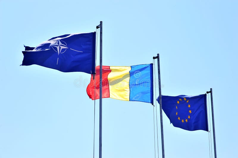 Rumänien-NATO und EU-Markierungsfahnen stockfotos Rumänien-NATO und EU-Markierungsfahnen stockfotos