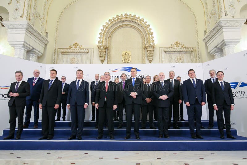 Rumänien president Klaus Iohannis, Europeiska kommissionenpresidenten Jean-Claude Junker och ombud tar ett familjfoto arkivbild Rumänien president Klaus Iohannis, Europeiska kommissionenpresidenten Jean-Claude Junker och ombud tar ett familjfoto arkivbild