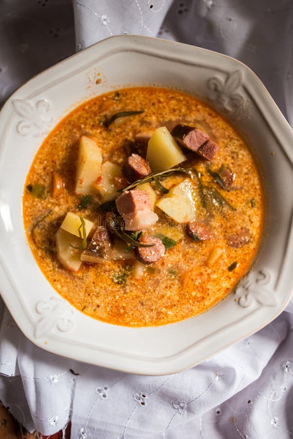 Rumänische saure Suppe mit Kartoffeln und geräuchertem Fleisch stockbild