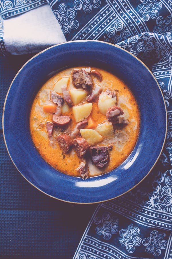 Rumänische saure Suppe mit Kartoffeln und geräuchertem Schweinefleisch lizenzfreies stockbild