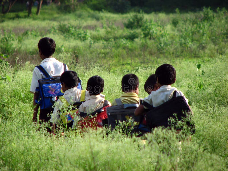 Školní děti z venkovských Indie chůze km každý den, aby dosáhli svých školu jako jejich vesnice nemáte škol.