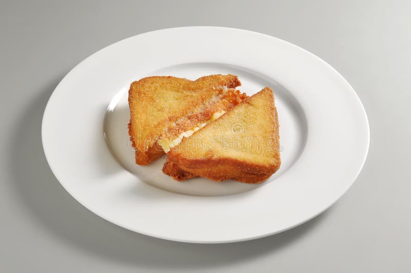 Rund maträtt med den stekte mozzarellasmörgåsen royaltyfri bild Rund maträtt med den stekte mozzarellasmörgåsen royaltyfri bild