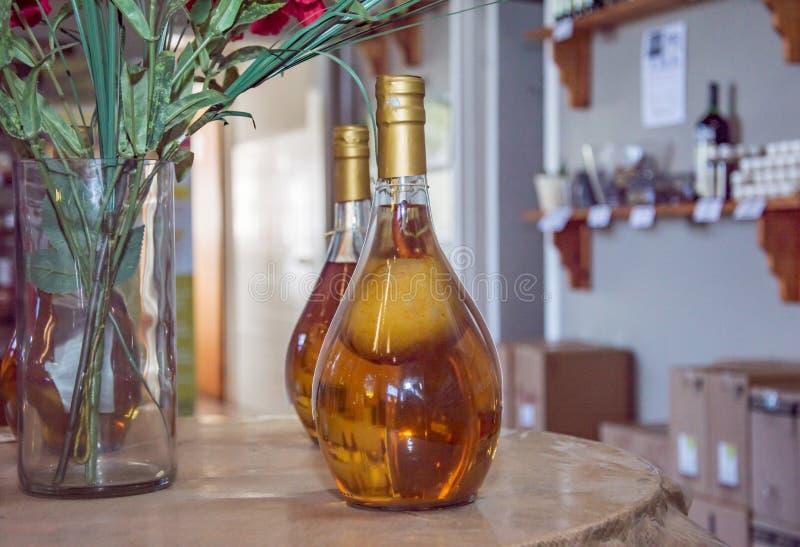 Runde geformte Flasche mit Birnenlikör lizenzfreie stockfotografie