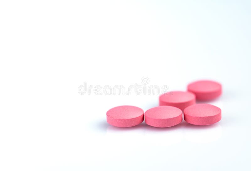 Runde rosa Tablettenpille auf weißem Hintergrund Vitamine und Mineralien plus Folsäurevitamin E und Zink in der Drogenflasche stockbild